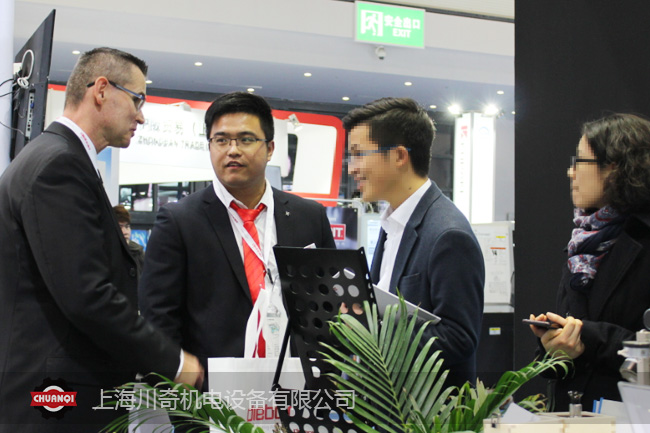 Diebold海外銷售技術(shù)總監(jiān)Anton Ebenh&ouml;ch先生現(xiàn)場(chǎng)為客戶講解